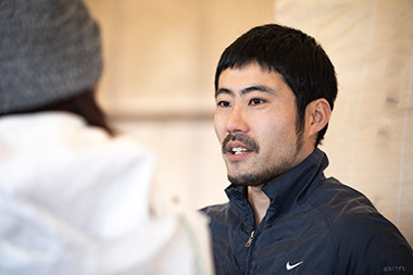 お話を伺うのは、小高い山の中腹で畜産業を営む新開俊之さん。JAおちいまばりで肉用牛部会の部会長を務めるという期待の若手です。