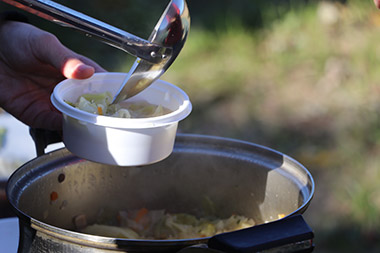 松浦さんのお母さんをはじめ、生産者さんの奥さん・お母さんグループが開発したキャベツのスープです。