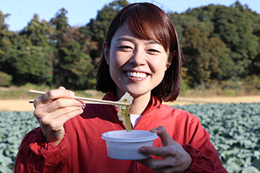 キャベツ畑で食べる、地元オリジナルのキャベツ料理。