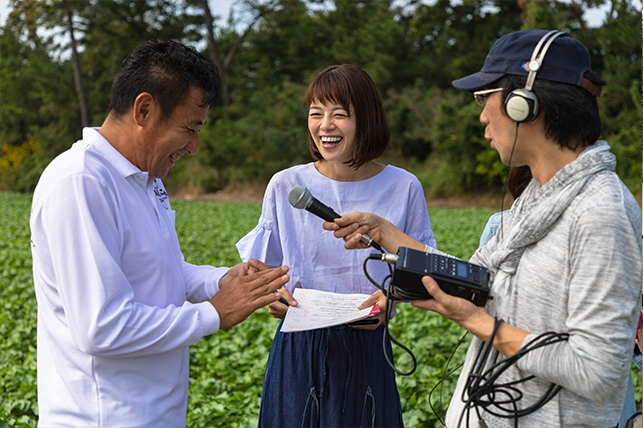 「源助だいこん」のとなりに一般的な「青首大根」も栽培している松本さん。