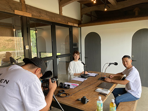 生産者側の広報スタッフが取材する…という初めての事態に！