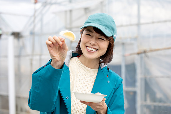 食べる際は、りんごを剥くように薄～くきるのがポイント！白いワタを残して、黄色い果実部分と一緒に食べるのが一般的だとか・・！酸味と甘みのバランスが絶妙でした！