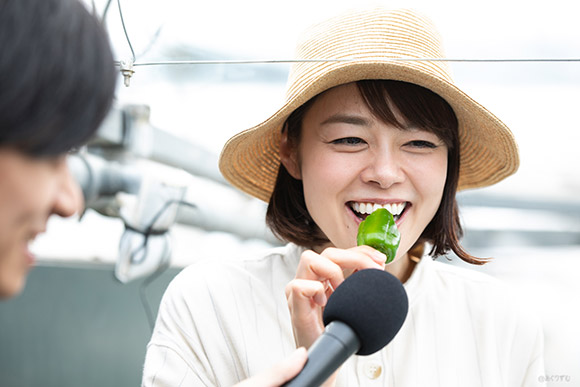ハウスの中で、取れたてのピーマンを生のまま試食！伝わりましたか・・？食べた瞬間の瑞々しい音！噛んでいくと次第に、甘みと、ピーマンの香りが広がります・・！