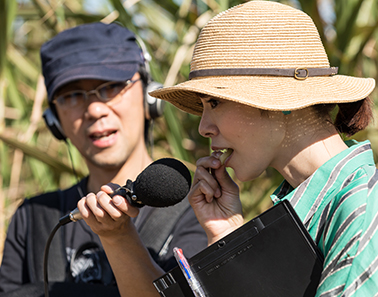 サトウキビをかじってみる川瀬良子