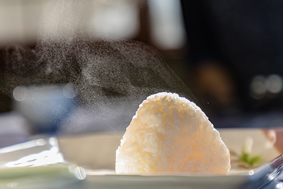 「ひとめぼれ」と石垣島産の塩で握った「塩むすび」