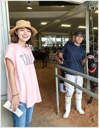 せり市にかけられる牛