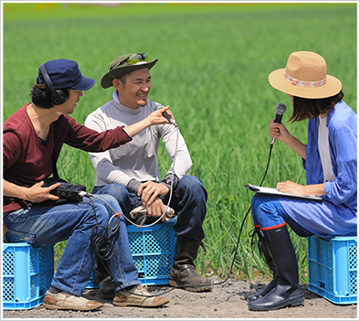 タマネギ畑の真ん中で青空インタビュー