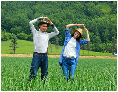 タマネギ畑の真ん中で