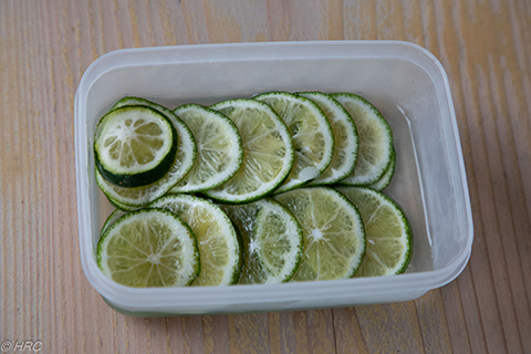 洋子さんお手製の「すだちジュース」と「すだちの砂糖漬け」を頂きながら