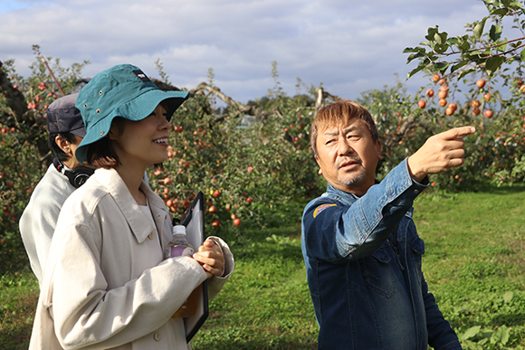随所に冗談を交えては、豪快な笑い声が広大なリンゴ畑に響き渡ります。