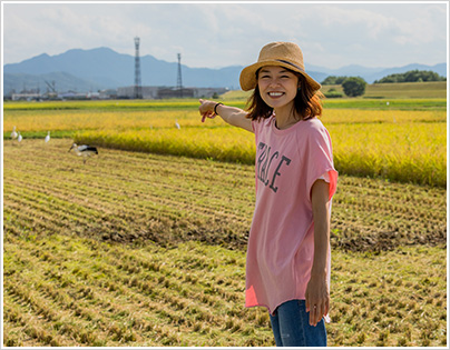田んぼに向かう川瀬良子