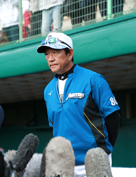 【美品】北海道日本ハムファイターズ 栗山英樹監督 ユニフォーム 刺繍 ミズノ O 画像1 / 2＞限定ユニフォームでファイターズを応援しよう｜ウォーカー