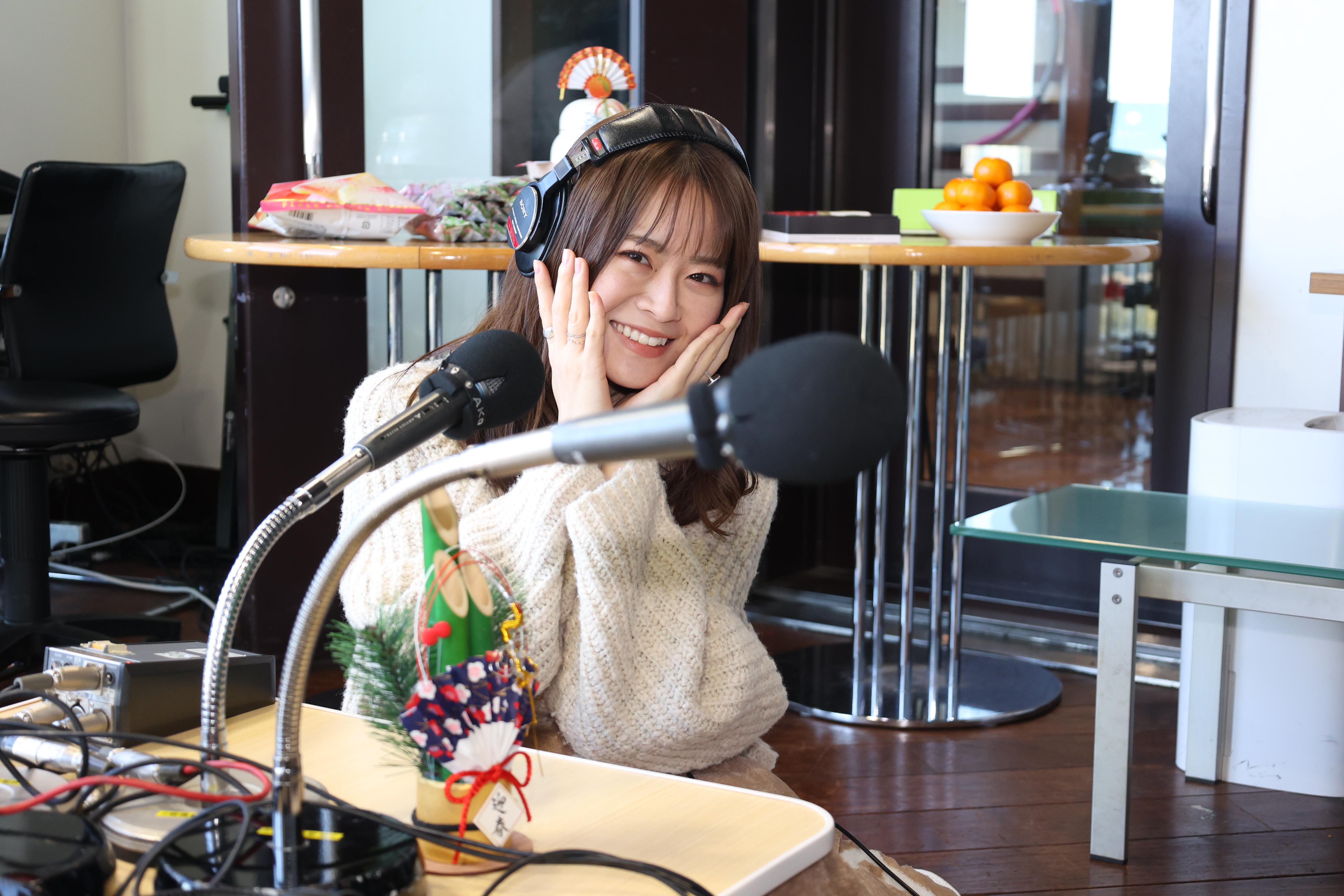 アースギャラリーに設置された 特設コタツスタジオから2時間生放送❗️