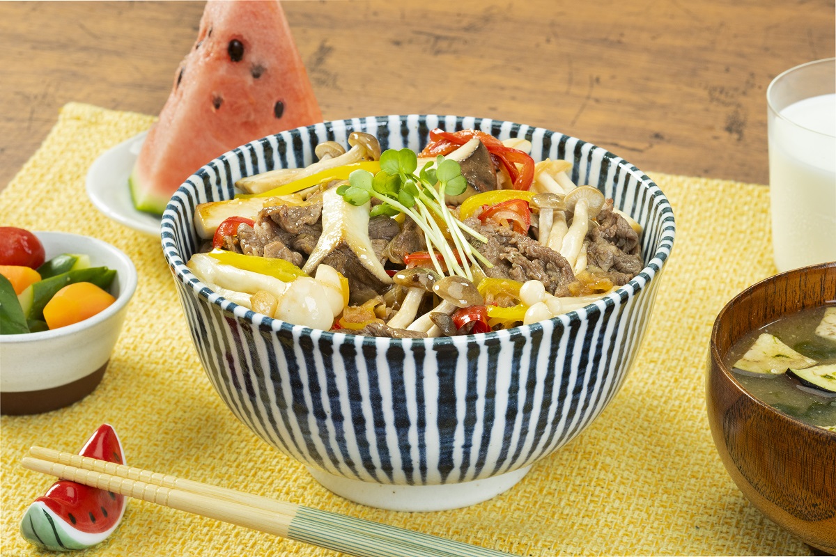 きのこと牛肉の甘辛炒め丼