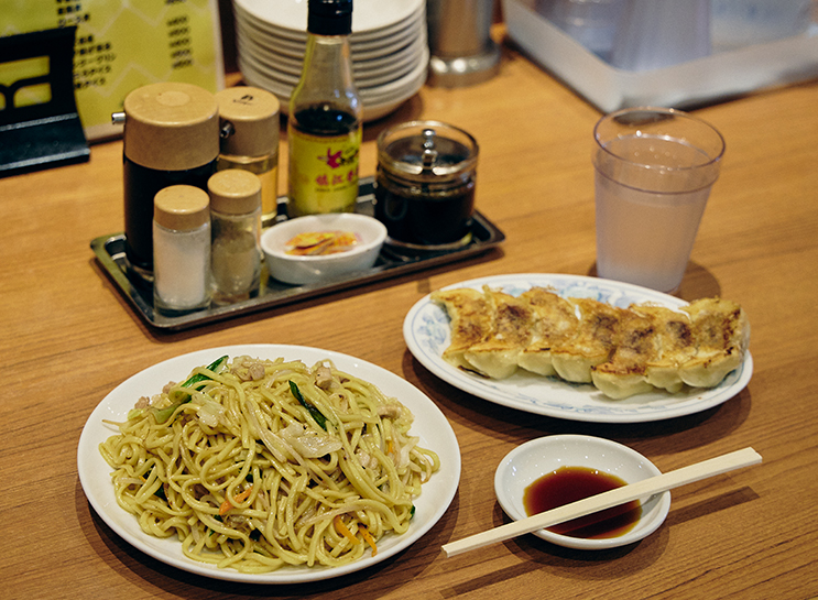 餃⼦菜館 勝ちゃん