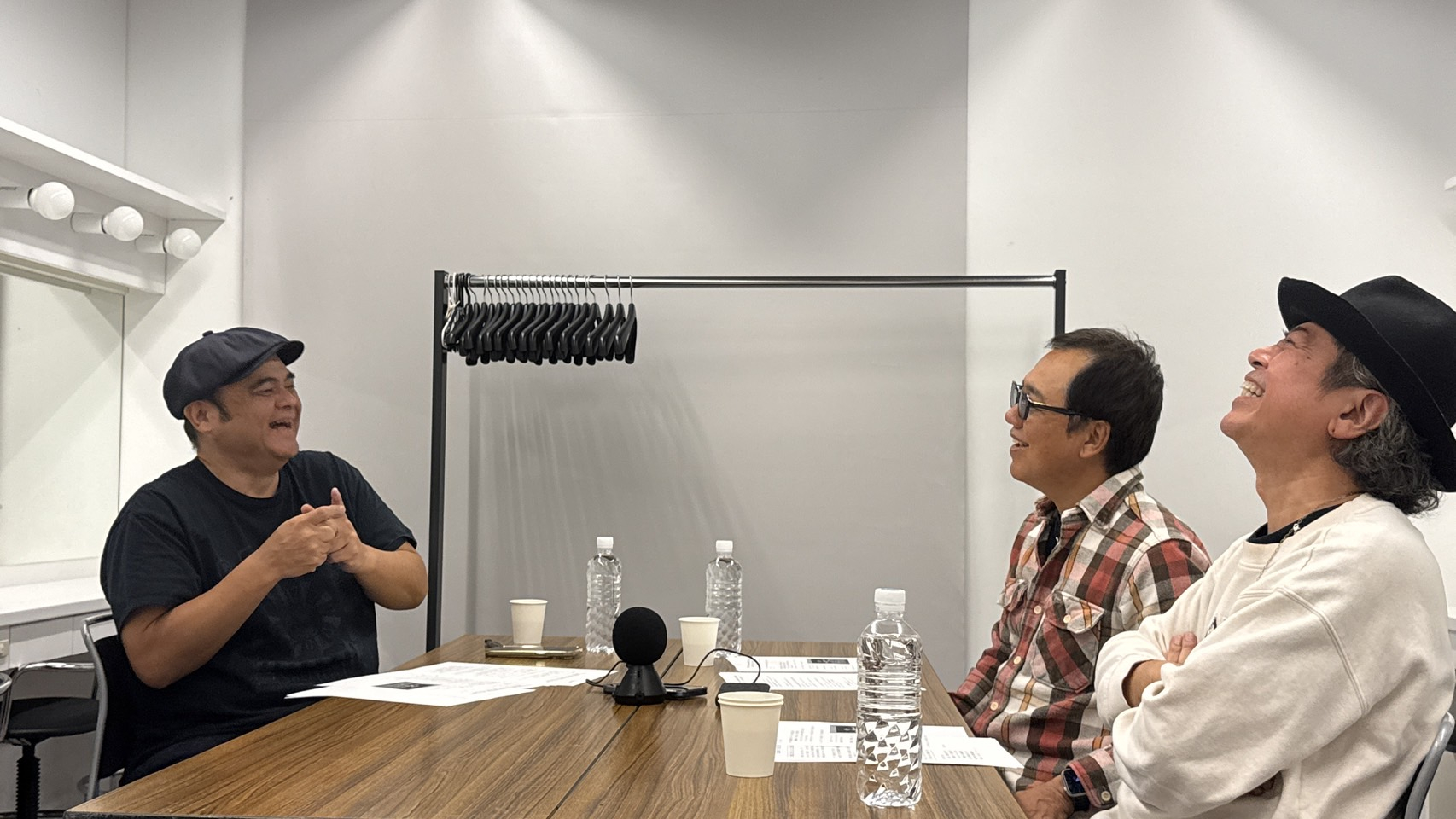 秋田県からハイサイ〜！ 番組ステッカーが完成〜！