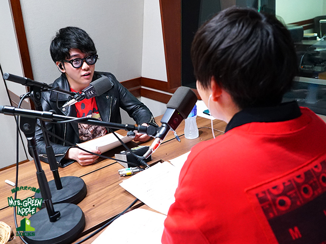 Mrs. GREEN APPLE ヘアタイ 赤 Mrs.GREEN APPLE ヘアタイ 赤 画像・写真1/8）ミセス大森元貴、赤髪の