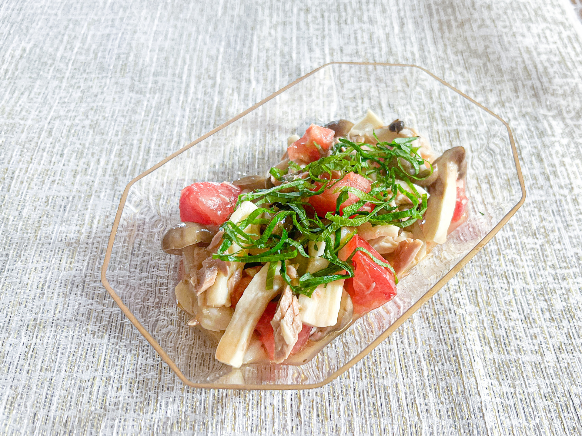 夏の睡眠・肌ケアは、きのこで菌活！ おすすめのきのこレシピを紹介！『ツナときのこのトマト和風マリネ』