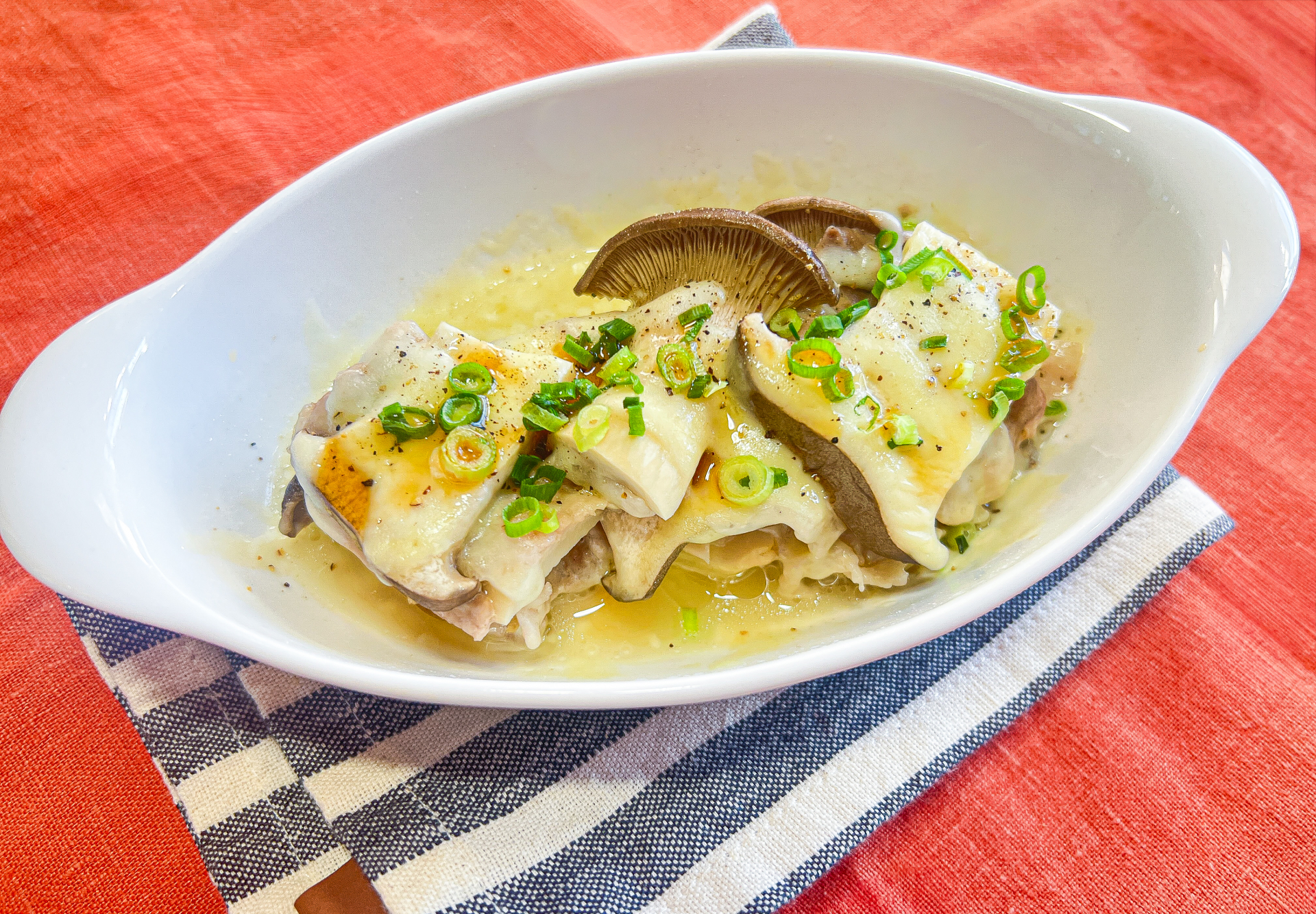 菌活で出来る“寒暖差疲労対策”におすすめのきのこレシピを紹介！『エリンギと豚肉のレンジチーズ蒸し』