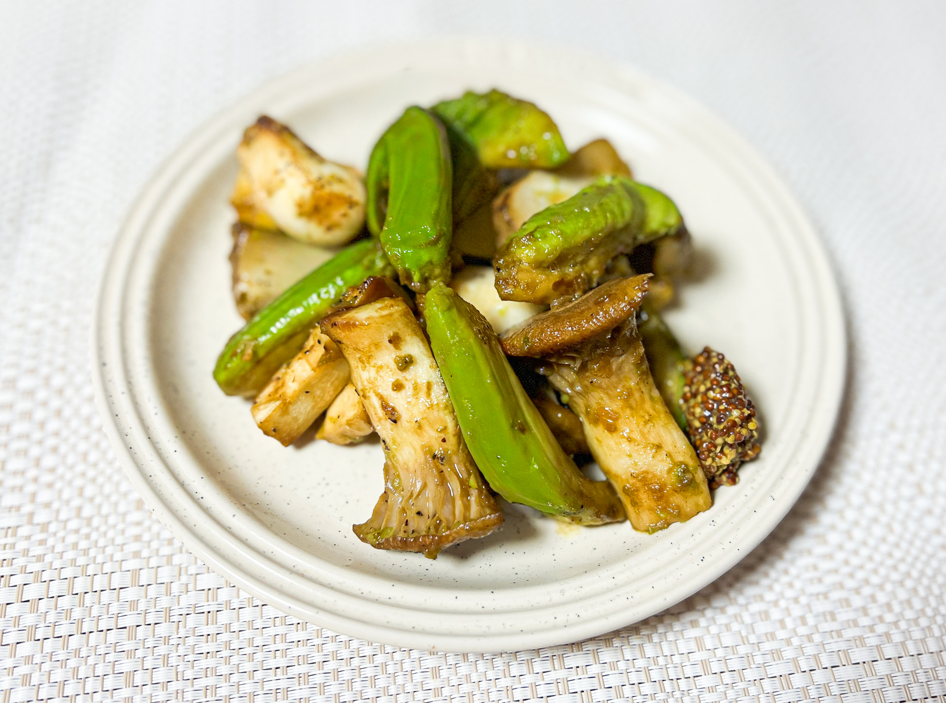 春の肌ケアは、きのこで菌活！ 今回のおすすめきのこレシピ『エリンギとアボカドのソテー』を紹介！