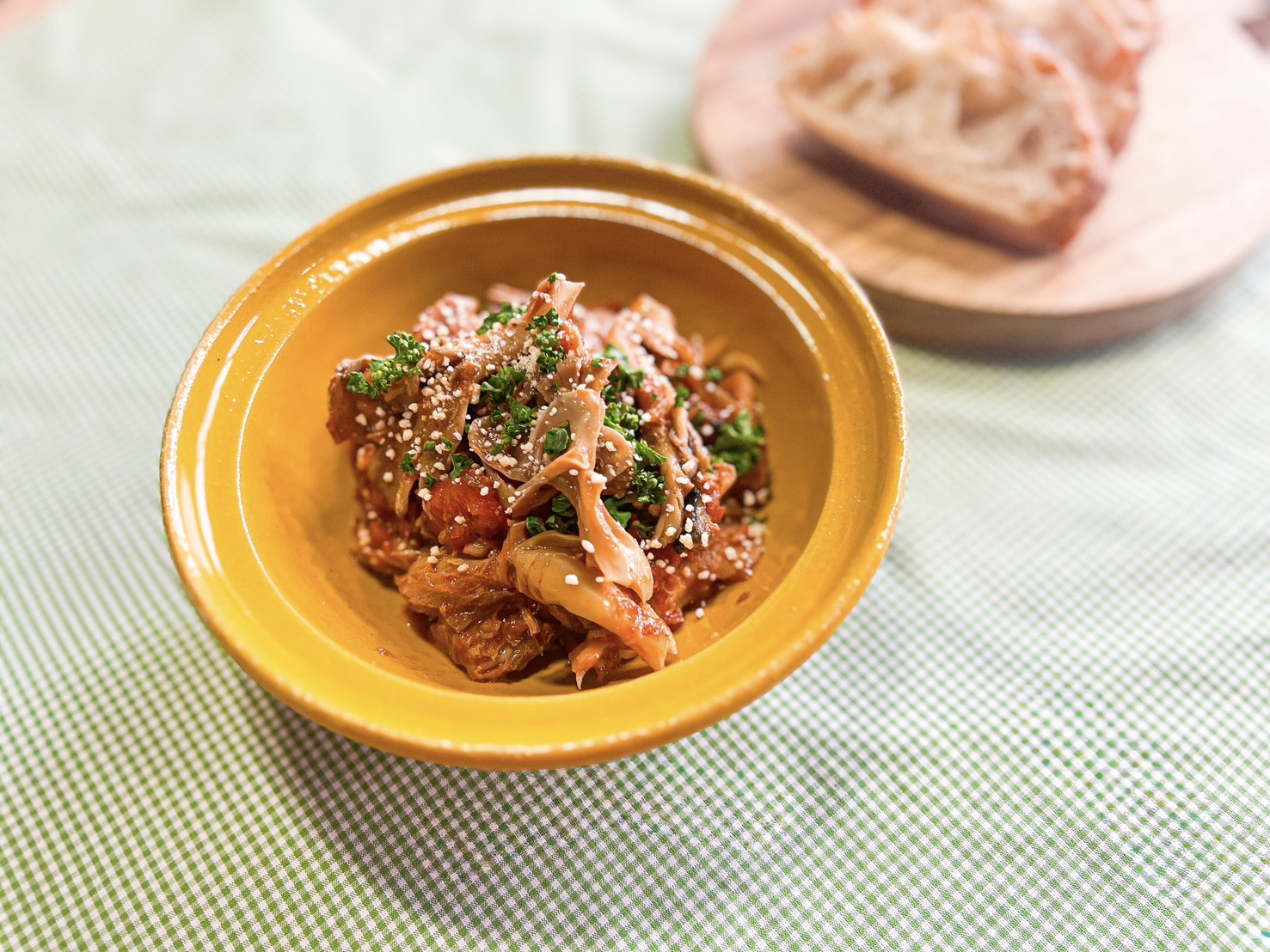 菌活で出来る“花粉症対策”におすすめのきのこレシピを紹介！『まいたけとサバのレンジトマト煮』