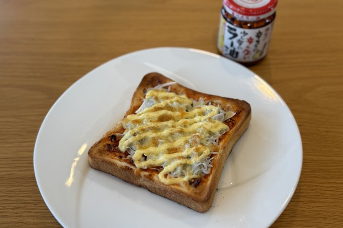 新玉ねぎとしらすの食べラーピザトースト風