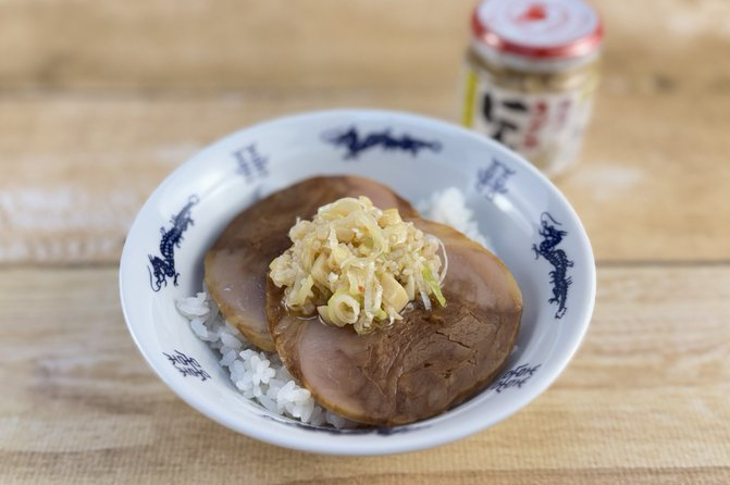 ご飯に乗せるだけ!ねぎ塩風チャーシュー丼