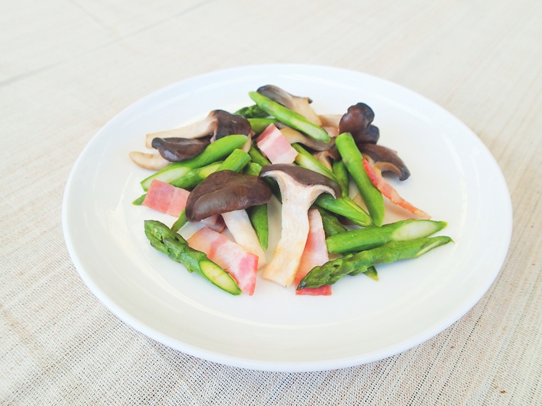 霜降りひらたけとアスパラガスのバターソテー