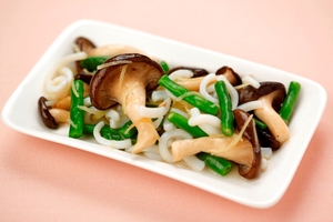 霜降りひらたけとイカの生姜炒め