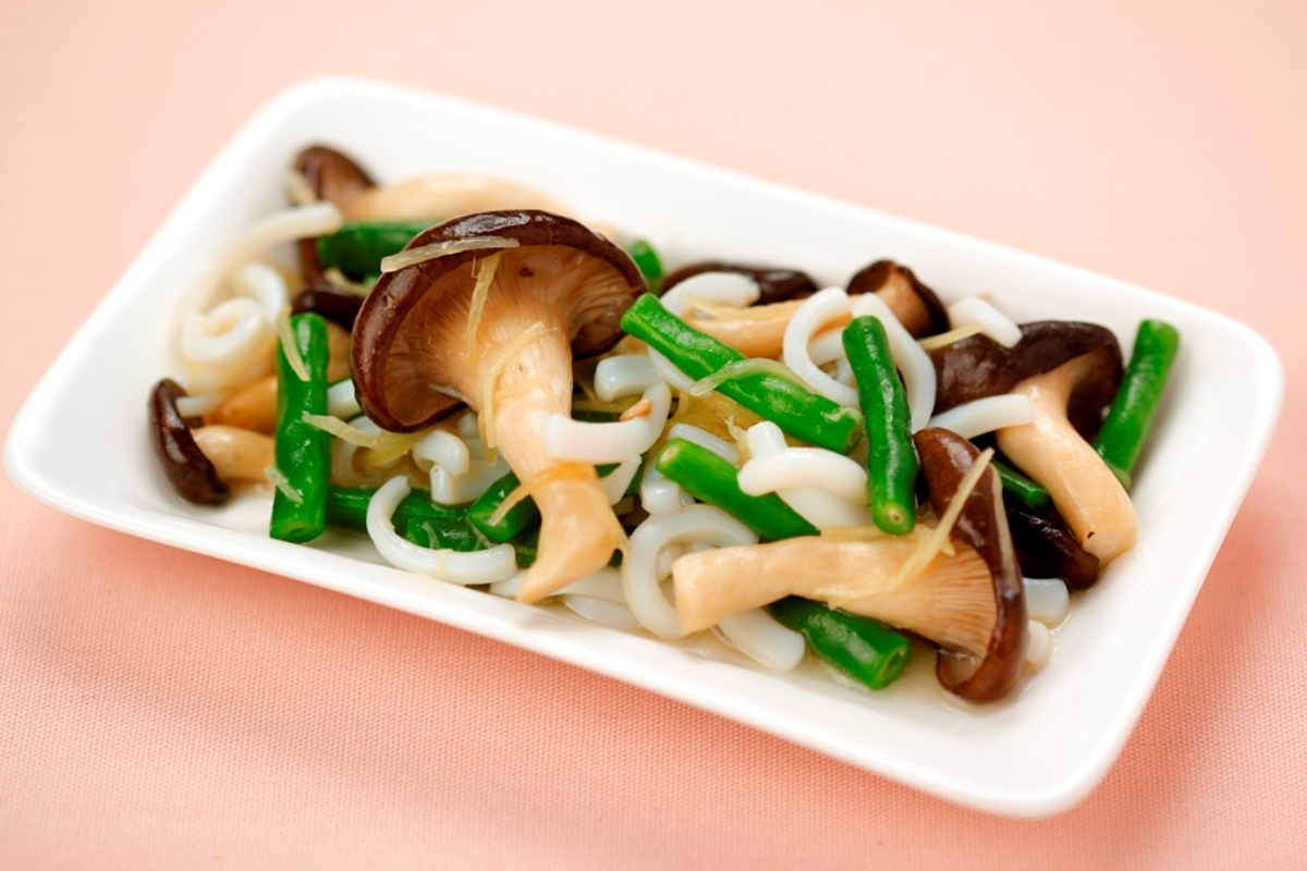 霜降りひらたけとイカの生姜炒め