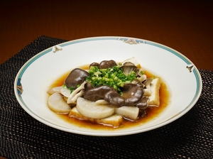 霜降りひらたけと厚揚げの蒸し物　香港醤油ソース