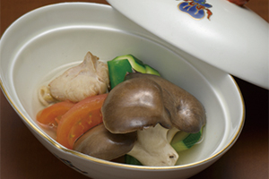 霜降りひらたけと春野菜のコンソメ煮