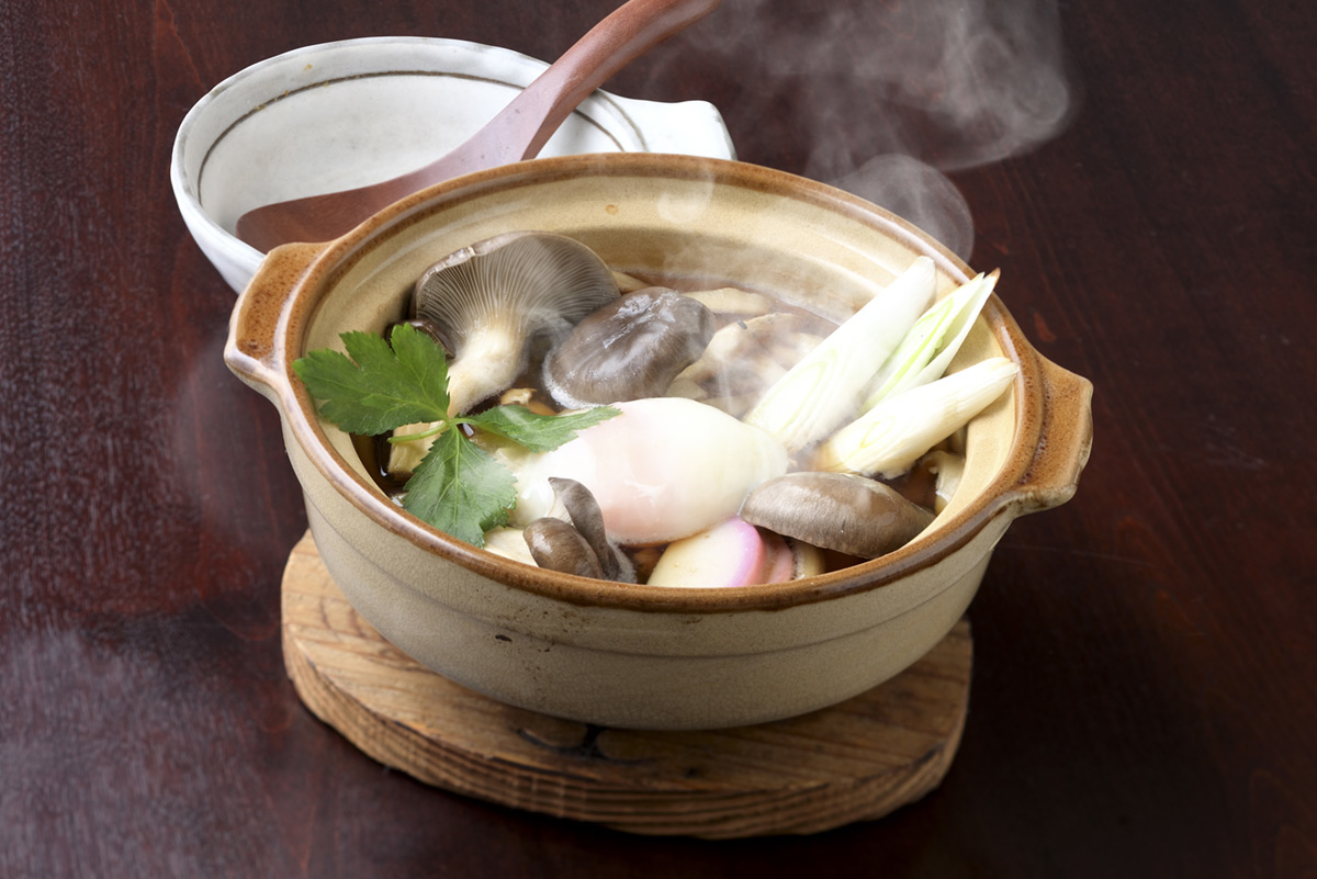 霜降りひらたけの鍋焼きうどん