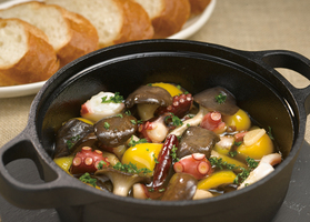 霜降りひらたけとタコのアヒージョ